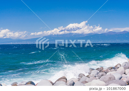 （静岡県）西伊豆戸田の海岸から望む富士山 101867000