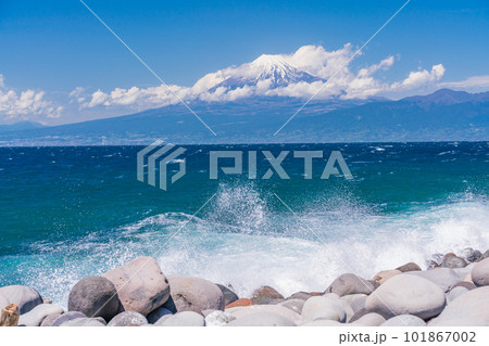 （静岡県）西伊豆戸田の海岸から望む富士山 101867002