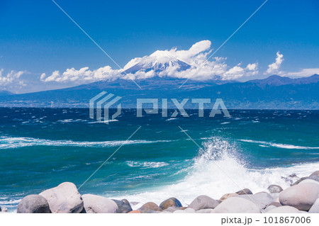 (静岡県)西伊豆戸田の海岸から望む富士山 (静岡県)西伊豆戸田の海岸から望む富士山 101867006