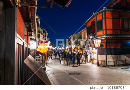 京都祇園 外国人観光客が戻った夜の花見小路 ※2023年3月 京都祇園 外国人観光客が戻った夜の花見小路 ※2023年3月 101867084