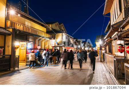 京都祇園　外国人観光客が戻った夜の花見小路　※2023年3月 101867094