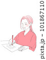 書く女性 101867110