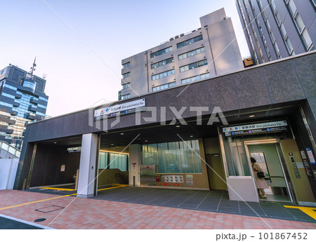 日本の横浜都市景観 4月。相鉄新横浜線・東急新横浜線開業（3月）。新横浜駅出入口7などを望む 101867452