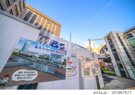 日本の横浜都市景観 4月。相鉄新横浜線・東急新横浜線開業（3月）。新横浜駅出入口7横の看板などを望む 101867677