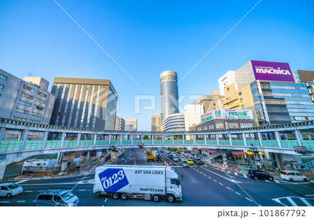 日本の横浜都市景観 4月。相鉄新横浜線・東急新横浜線開業（3月）。新横浜駅出入口7などを望む（左奥） 101867792