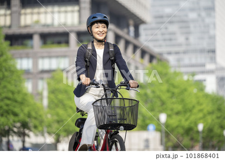 るミドルのビジネスウーマン 自転車通勤イメージ るミドルのビジネスウーマン 自転車通勤イメージ 101868401