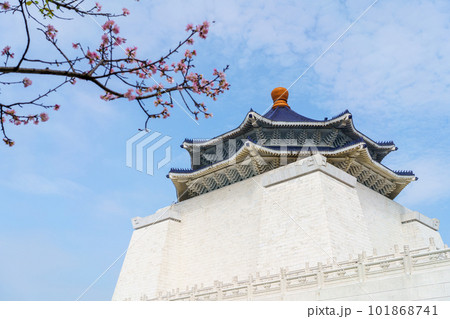 Gate view at the Archway of CKS (Chiang Kai Shek) Memorial Hall, Tapiei, Taiwan. The meaning of the Chinese text on the archway is "Liberty Square". Gate view at the Archway of CKS (Chiang Kai Shek) Memorial Hall, Tapiei, Taiwan. The meaning of the Chinese text on the archway is "Liberty Square". 101868741