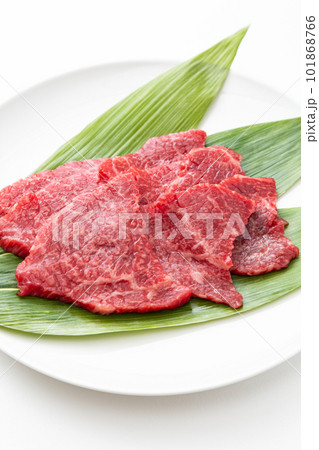 盛り付けられた牛肩ロース肉 盛り付けられた牛肩ロース肉 101868766