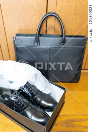 新入社員のイメージ画像　新しい革靴とビジネスバッグ 101869023