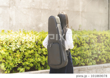 ギターケースを持つ　若い女性　背中 101869078