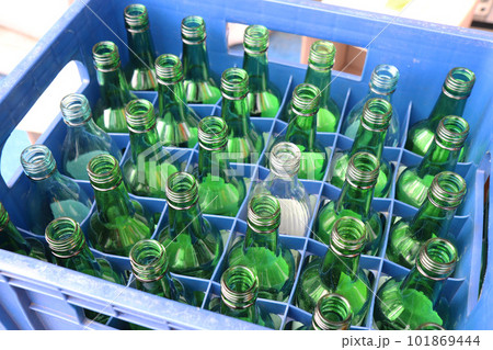 ケースに入っている焼酎の空き瓶(韓国) ケースに入っている焼酎の空き瓶(韓国) 101869444