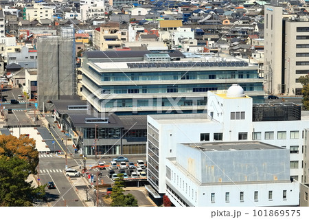 【香川県】丸亀城から見た丸亀市役所と丸亀市街地 101869575