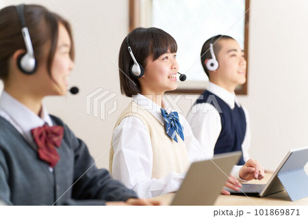 パソコンを使って勉強中の中学生 パソコンを使って勉強中の中学生 101869871