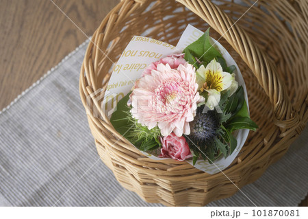 カゴの中のブーケ 101870081