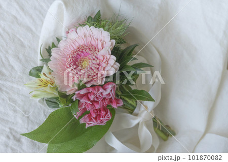 白い背景と花束 101870082
