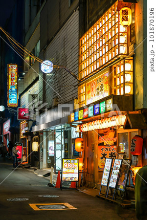 【神奈川県】横浜駅前 夜の飲食店街 【神奈川県】横浜駅前 夜の飲食店街 101870196