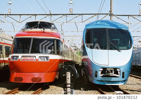 車両基地で並ぶ小田急電鉄7000形と60000形 101870212