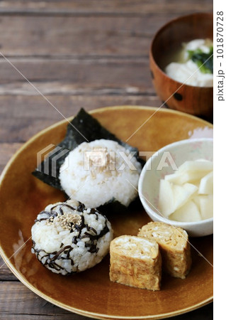 鮭マヨと昆布のおにぎりプレートとお味噌汁 鮭マヨと昆布のおにぎりプレートとお味噌汁 101870728