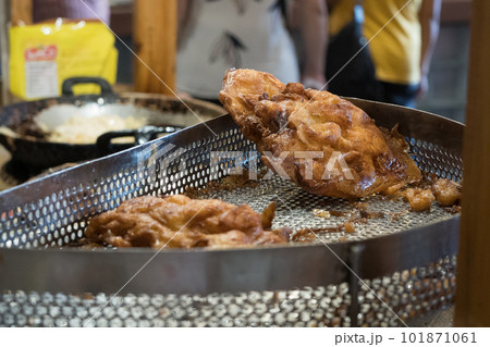 The fried cempedak which is the fruit similar with jackfruit but with strong smell and softer. Covered with flour. 101871061