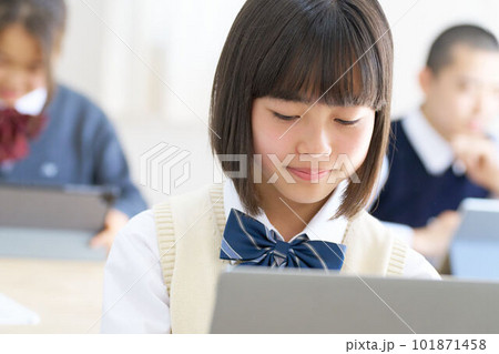 PCの画面を見つめる授業中の女子中学生 PCの画面を見つめる授業中の女子中学生 101871458