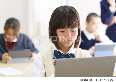 PCの画面を見つめる授業中の女子中学生 PCの画面を見つめる授業中の女子中学生 101871459