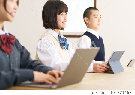 パソコンを使って勉強中の中学生 101871467