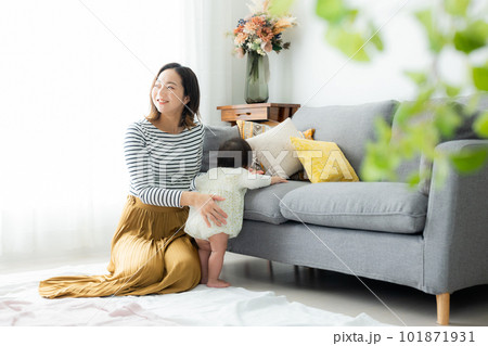 リビング　赤ちゃん　親子　　 101871931