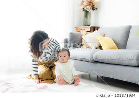 リビング　赤ちゃん　親子　　 101871934