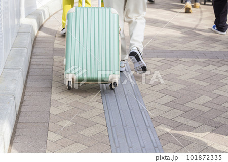 キャリーケースを引く女性の足元 101872335