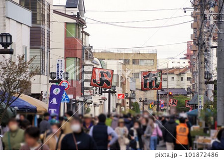 盛岡の街並み　人出の多い材木町よ市 101872486