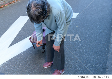 ショッピングカート、キャリーバッグで買い物に向かう途中で膝を痛めたシニアの女性　体調不良　高齢者 101872815