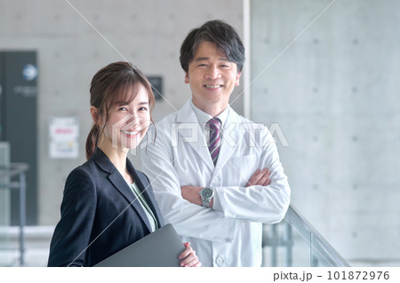 病院でミーティングする白衣の医者とスーツ姿のMRの女性 病院でミーティングする白衣の医者とスーツ姿のMRの女性 101872976