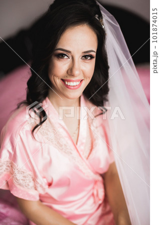 Beautiful fashion bride in wedding dress posing 101874015