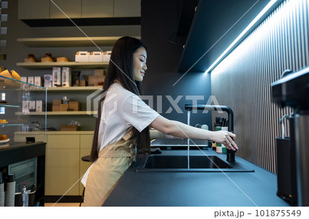 Coffee shop employee involved in washing her hands 101875549