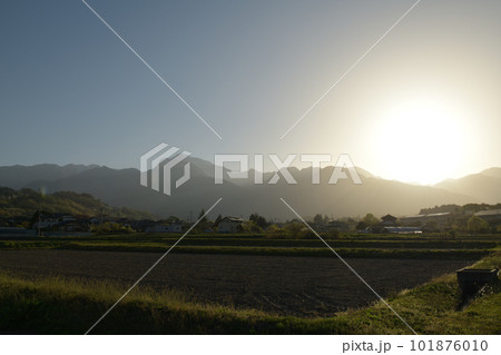北杜市白州町、霞む山並み、霞む町。ひどい黄砂の日。 北杜市白州町、霞む山並み、霞む町。ひどい黄砂の日。 101876010