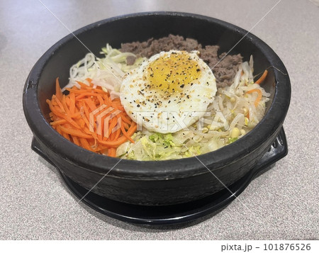 石焼きビビンバ（ご飯の上にナムル、肉、卵、コチュジャンなどを入れて混ぜて食べる韓国料理） 101876526