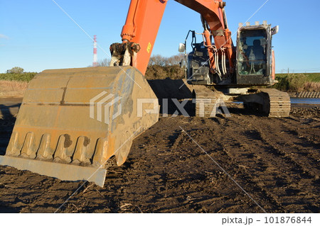 土木工事現場の建設機械 土木工事現場の建設機械 101876844