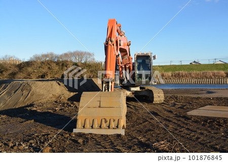土木工事現場の建設機械 土木工事現場の建設機械 101876845