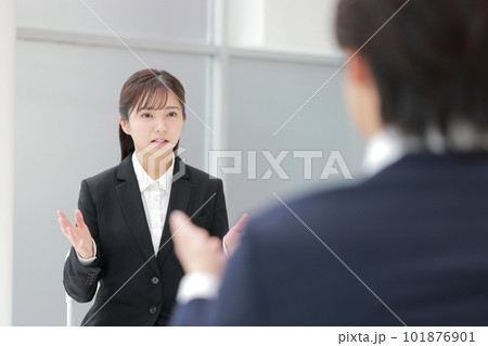 面接官からの質問に自信無さそうに答える女性_1 面接官からの質問に自信無さそうに答える女性_1 101876901