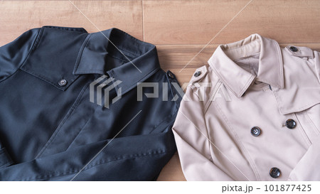 黒とベージュのトレンチコート 101877425