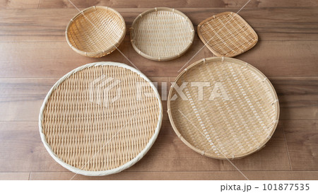 たくさんの竹製のザル たくさんの竹製のザル 101877535