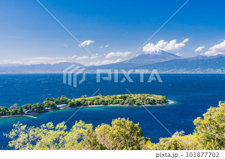 （静岡県）大瀬崎（おせざき）から海越しの富士山 101877702