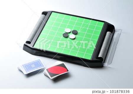 テーブルゲーム　オセロ・トランプ・カードゲーム　（白背景） 101878336