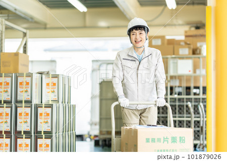 倉庫で働く女性の作業員 倉庫で働く女性の作業員 101879026