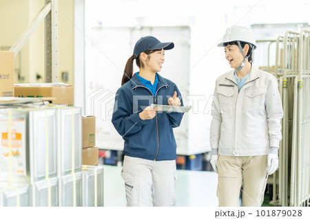 倉庫で働く女性ドライバーと作業員 101879028