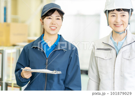 倉庫で働く女性ドライバーと作業員 101879029