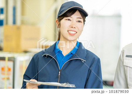 倉庫で働く女性ドライバー 101879030
