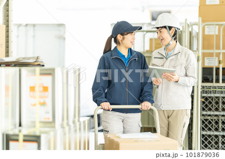 倉庫で働く女性ドライバーと作業員 101879036
