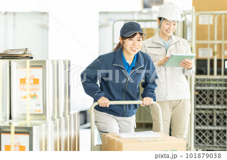 倉庫で働く女性ドライバーと作業員 倉庫で働く女性ドライバーと作業員 101879038