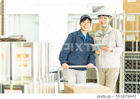 倉庫で働く女性ドライバーと作業員 101879041
